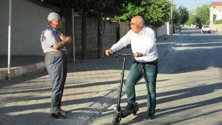 Muhtarın hizmet aracı elektrikli skuter