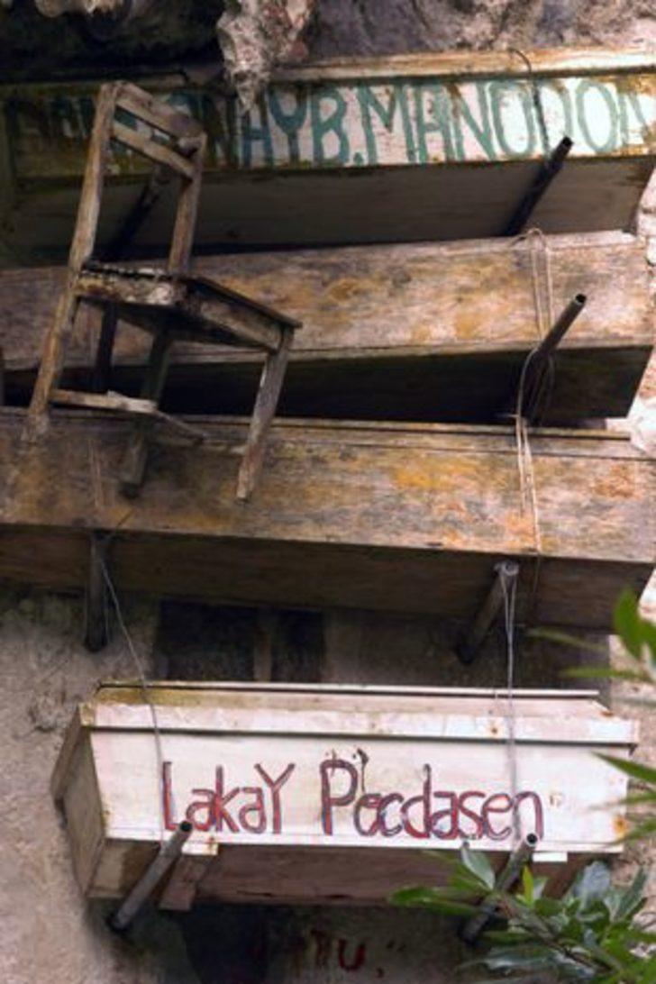 Yerçekimine meydan okuyan tabutlar! Cenazeleri uçurumun kenarına çiviliyorlar G3