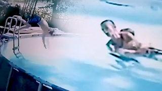 Korku dolu anlar! 10 yaşındaki kahraman çocuk, havuzda nöbet geçiren annesini böyle kurtardı