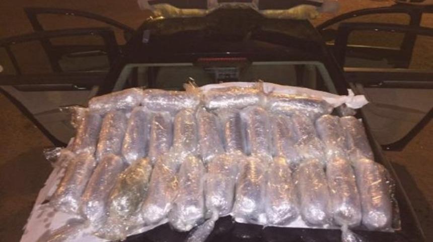 Otomobilin yakıt deposunda 18 kilo esrar ele geçti, sürücü gözaltında
