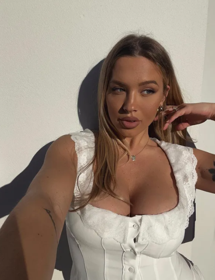 Ünlü fenomen Tammy Hembrow, doğumdan iki ay sonrasında bikinili paylaşımıyla göz doldurdu G5