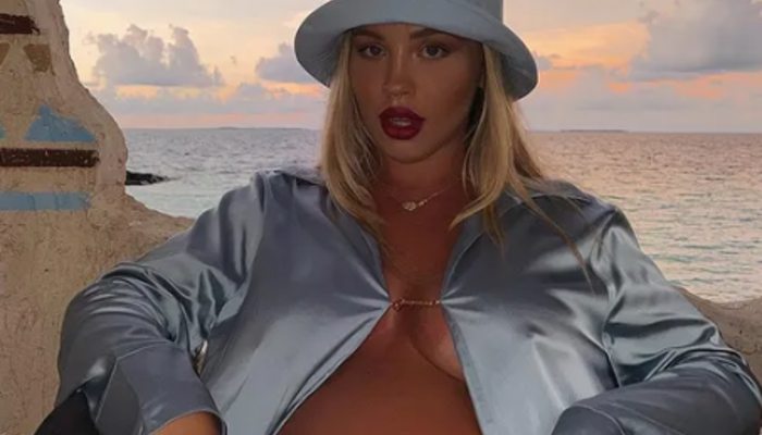 Ünlü fenomen Tammy Hembrow, doğumdan iki ay sonrasında bikinili paylaşımıyla göz doldurdu