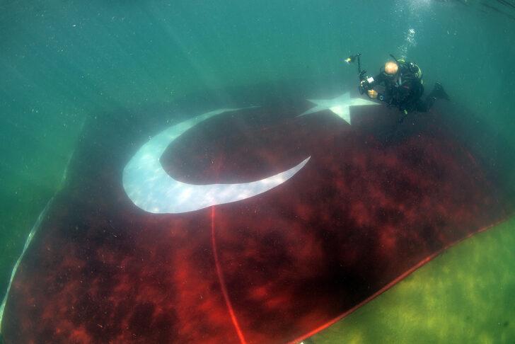 SAT komandoları engellilerle Marmara Denizi'nde "100. Yıl Zafer Dalışı" yaptı G1