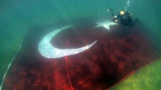 SAT komandoları engellilerle Marmara Denizi'nde 100. Yıl Zafer Dalışı yaptı