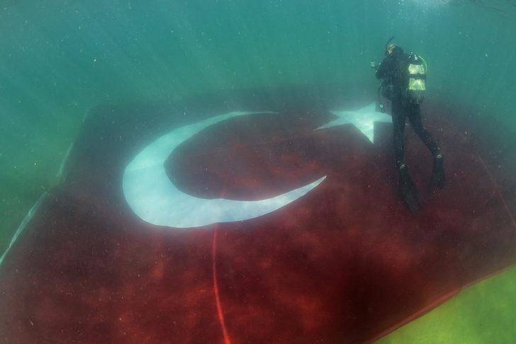 SAT komandoları engellilerle Marmara Denizi'nde "100. Yıl Zafer Dalışı" yaptı G2