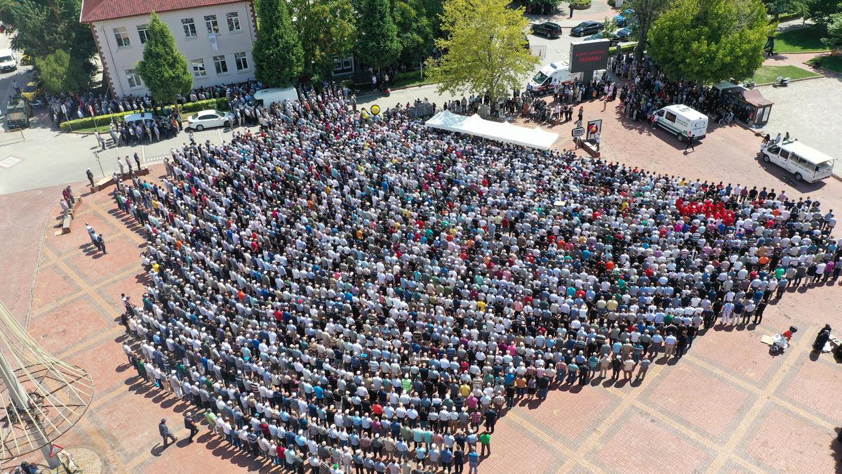 Bursa'daki otob&uuml;s kazasında vefat eden 5 kişinin cenazeleri K&uuml;tahya'da defnedildi