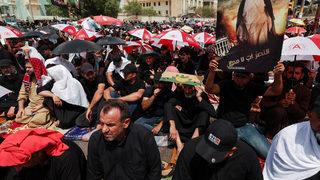 SON DAKİKA | Irak'ta sokaklar karıştı! İstifa sonrası Sadr yanlıları Cumhurbaşkanlığı Sarayı'na girdi, sokağa çıkma yasağı ilan edildi