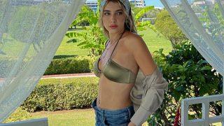 Hande Erçel'in ablası Gamze Erçel bikinili poz verdi!