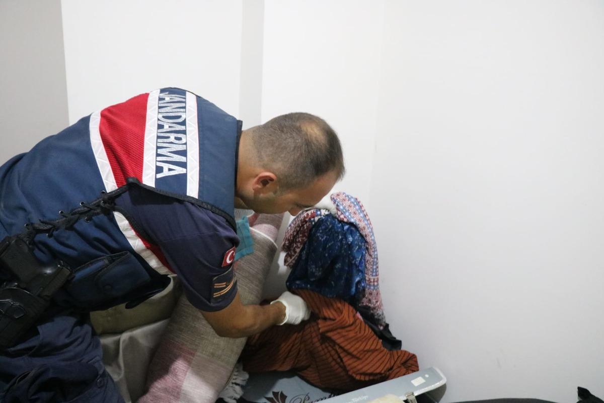 İzmir'de g&ouml;&ccedil;men ka&ccedil;ak&ccedil;ılığı yaptıkları iddiasıyla  4 ş&uuml;pheli tutuklandı