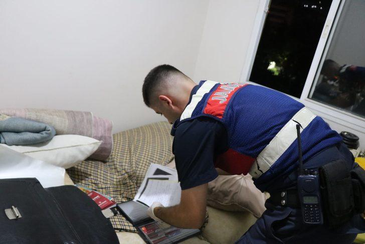 İzmir'de göçmen kaçakçılığı yaptıkları iddiasıyla  4 şüpheli tutuklandı G2