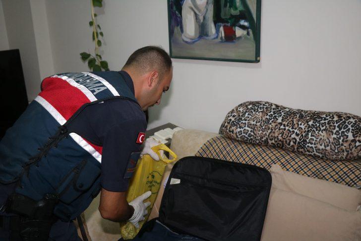 İzmir'de göçmen kaçakçılığı yaptıkları iddiasıyla  4 şüpheli tutuklandı G3