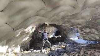 Mereto Dağı eteğindeki kardan tüneller doğaseverlerin serinleten rotası oldu