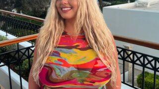 Büyük beden model Isabell Nicholls Nall, özgüvenini göstermek için yatağa uzanarak poz verdi