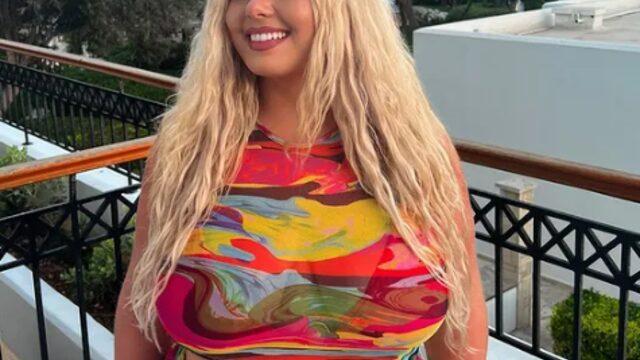 Büyük beden model Isabell Nicholls Nall, özgüvenini göstermek için yatağa uzanarak poz verdi