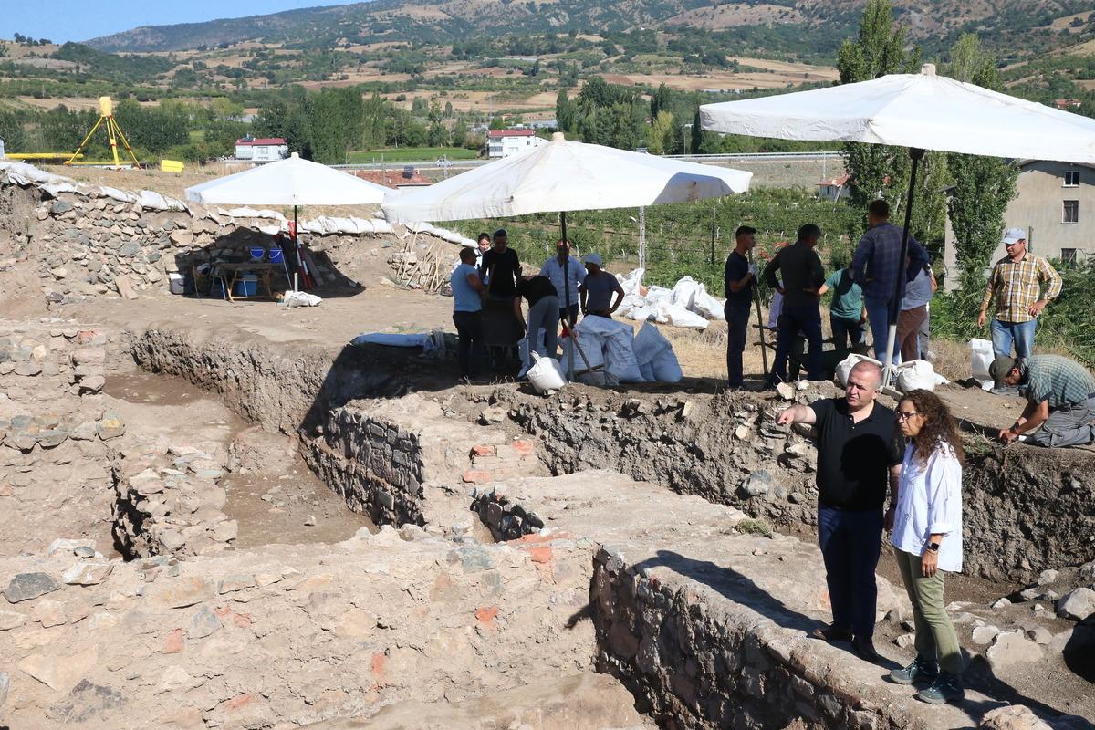 Tokat Valisi Hatipoğlu, Komana Antik Kenti'ndeki kazı &ccedil;alışmalarını inceledi