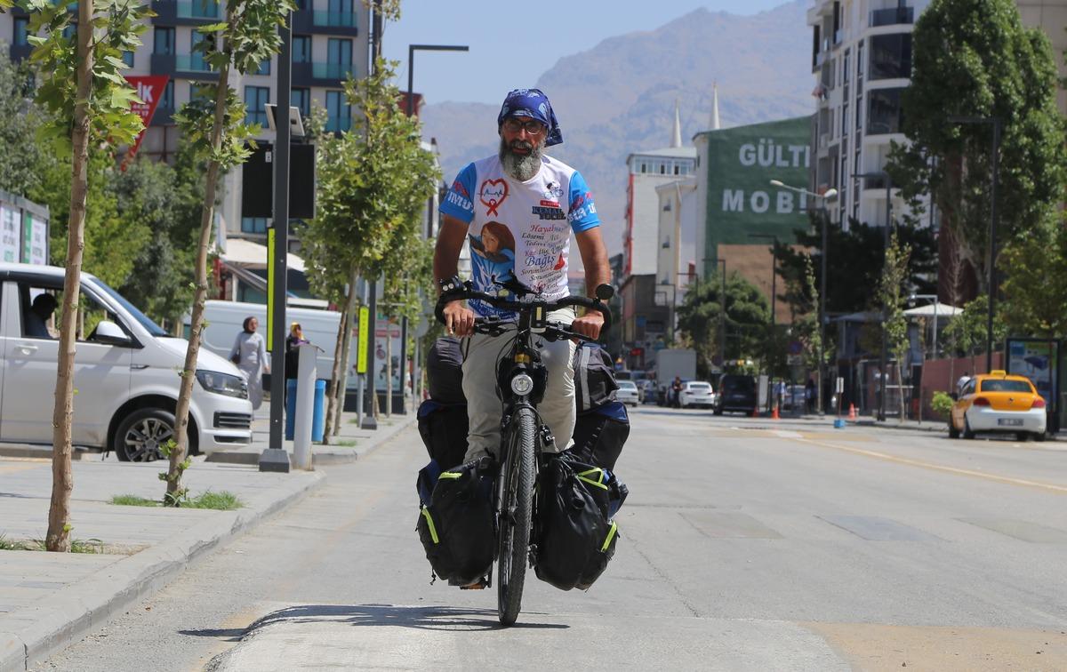 Organ ve k&ouml;k h&uuml;cre bekleyen &ccedil;ocuklar i&ccedil;in kilometrelerce pedal &ccedil;evirdi