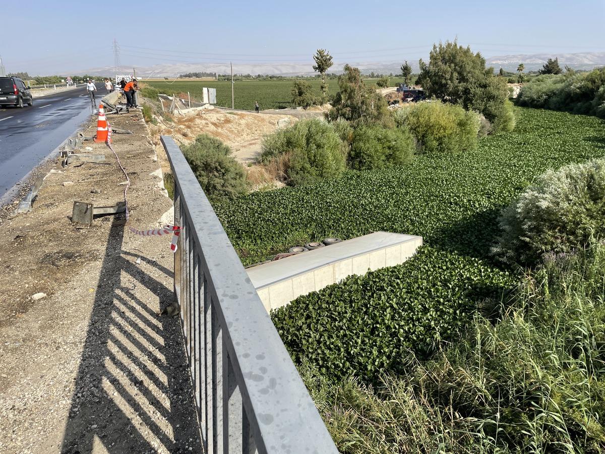 Hatay'da tır k&ouml;pr&uuml;den nehre devrildi