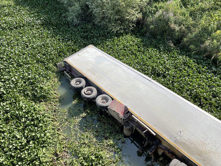 Hatay'da tır köprüden nehre devrildi G2