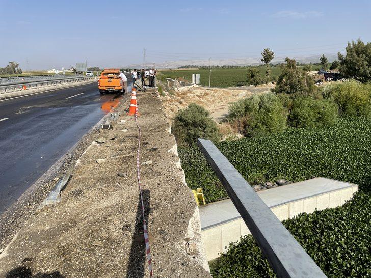 Hatay'da tır köprüden nehre devrildi G4