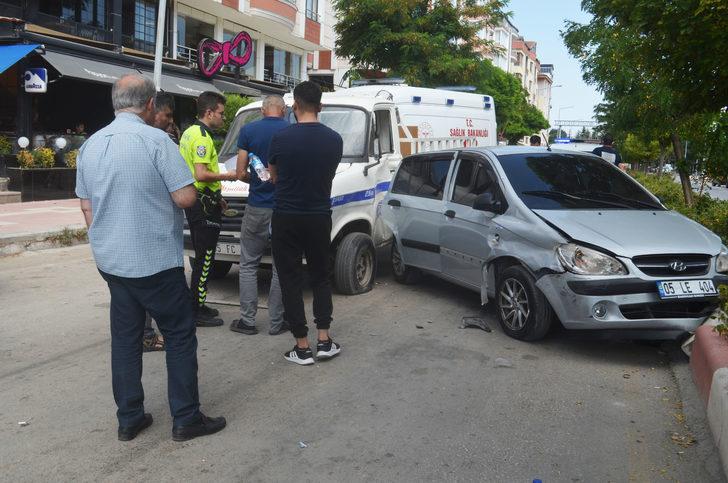 Amasya'da otomobil ile pikabın çarpıştığı kazada 2 kişi yaralandı G2