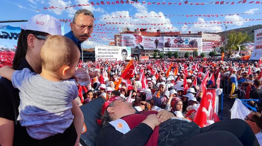 Cumhurbaşkanı Erdoğan'ı beklerken izdiham çıktı! 3 yaşındaki çocuk ezilme tehlikesi geçirdi, bazı vatandaşlar bayıldı