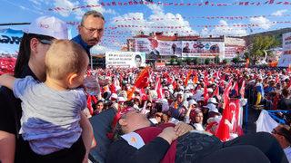 Cumhurbaşkanı Erdoğan'ı beklerken izdiham çıktı! 3 yaşındaki çocuk ezilme tehlikesi geçirdi, bazı vatandaşlar bayıldı