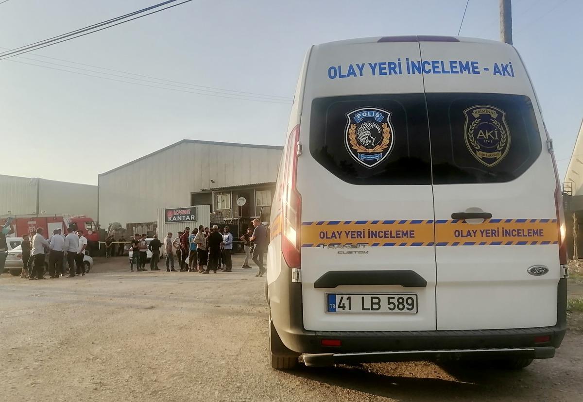 Kocaeli'de geri d&ouml;n&uuml;ş&uuml;m makinesine sıkışan iş&ccedil;i hayatını kaybetti
