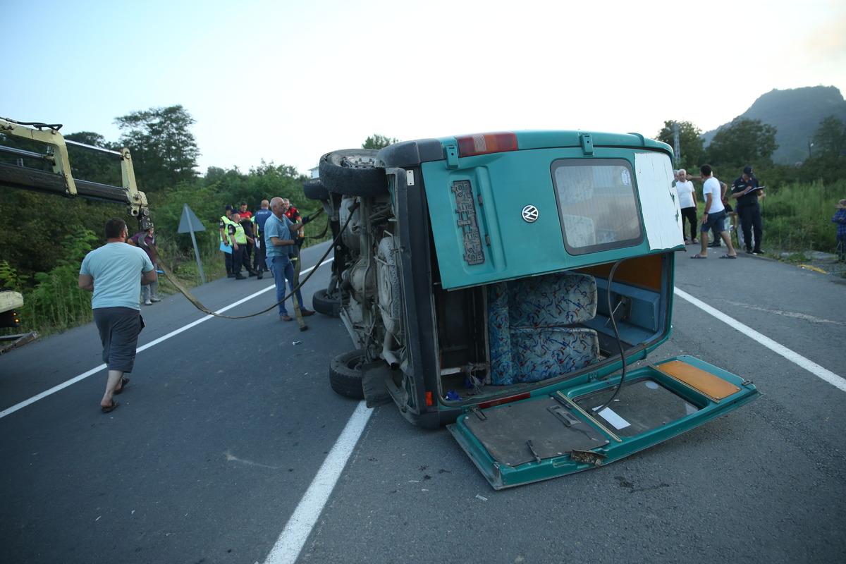 Ordu'da yolcu minib&uuml;s&uuml; ile otomobilin &ccedil;arpıştığı kazada 17 kişi yaralandı