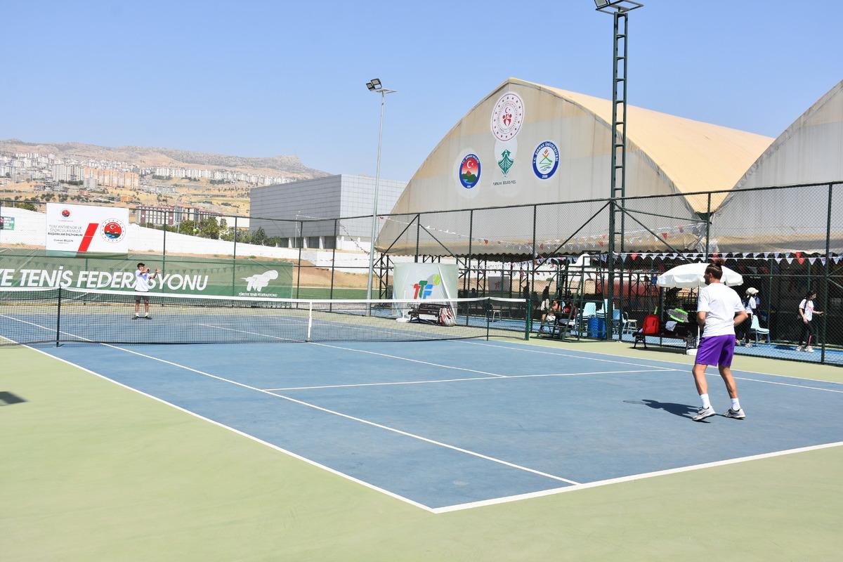 Şırnak'ta Tenis Doğu ve G&uuml;neydoğu Anadolu Takım Şampiyonası m&uuml;sabakaları s&uuml;r&uuml;yor