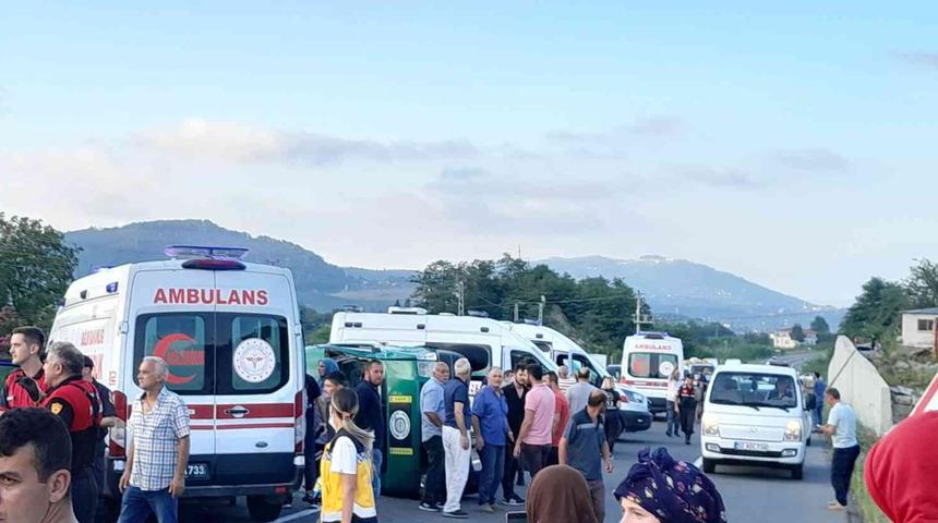Ordu'da feci kaza! Yolcu minibüsü ile otomobil çarpıştı: Çok sayıda yaralı var