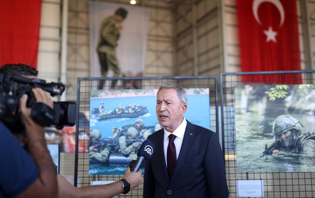 Bakan Akar, "Mehmet&ccedil;ik: Zaferin Askerleri Sergisi" dolayısıyla AA'yı tebrik etti