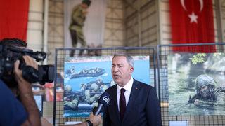 Bakan Akar, Mehmetçik: Zaferin Askerleri Sergisi dolayısıyla AA'yı tebrik etti