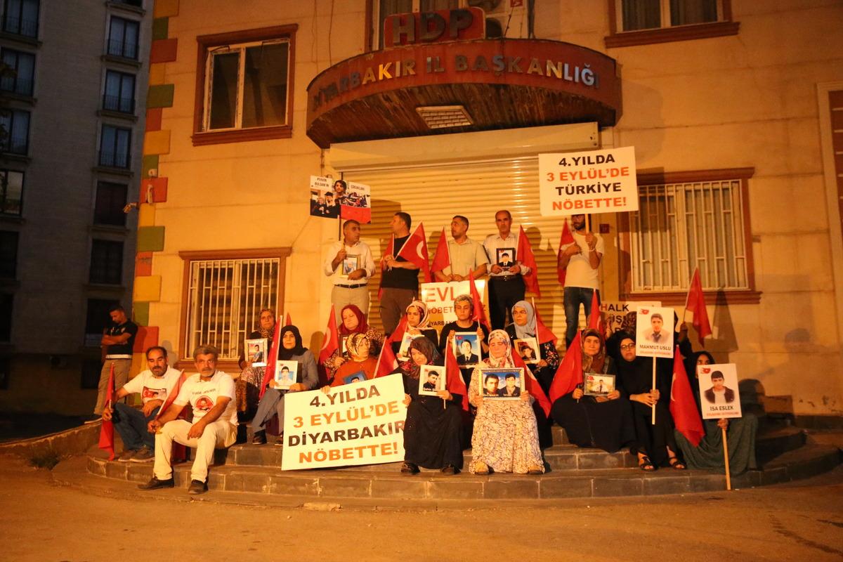 Diyarbakır annelerinden 4'&uuml;nc&uuml; yılına girecek "evlat n&ouml;betine" destek &ccedil;ağrısı