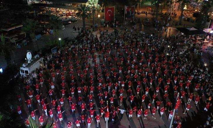 Bodrum'da 300'den fazla kişi aynı anda zeybek oynadı G1