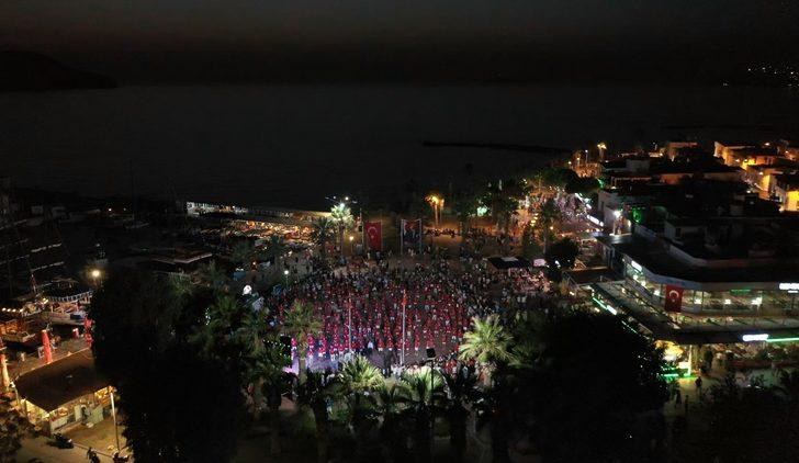 Bodrum'da 300'den fazla kişi aynı anda zeybek oynadı G2