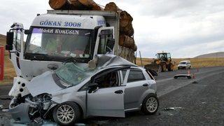 Kamyonla otomobil çarpıştı: Biri polis 2 ölü