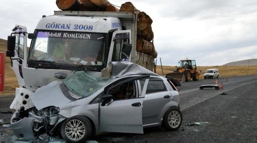 Kamyonla otomobil çarpıştı: Biri polis 2 ölü
