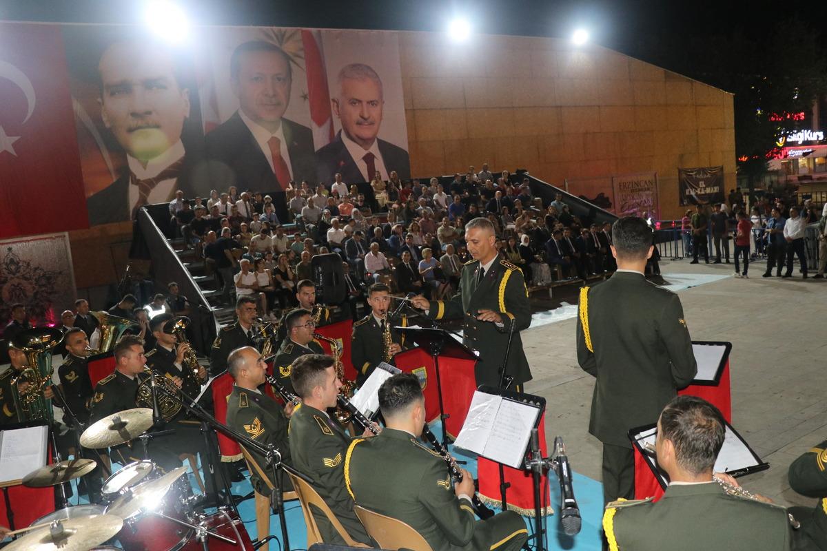 Erzincan'da askeri bandodan Zafer Bayramı konseri