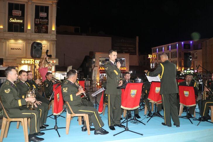 Erzincan'da askeri bandodan Zafer Bayramı konseri G3