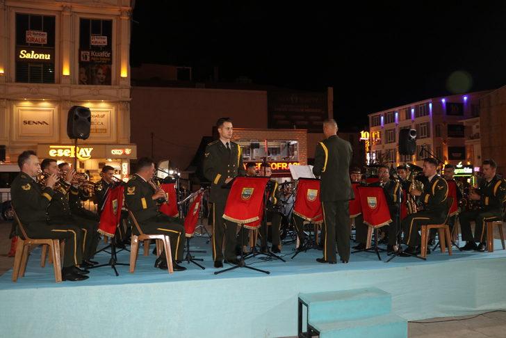 Erzincan'da askeri bandodan Zafer Bayramı konseri G4