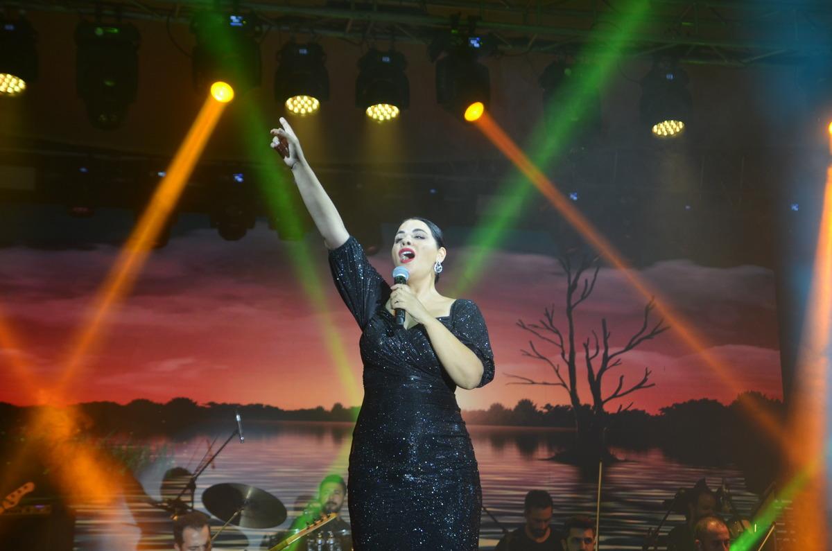 K&uuml;tahya&rsquo;da 30 Ağustos Zafer Konserleri kapsamında sanat&ccedil;ı Zara sahneye &ccedil;ıktı