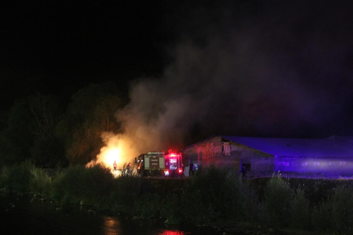 Sivas'ta a&ccedil;ık alandaki saman balyaları yandı