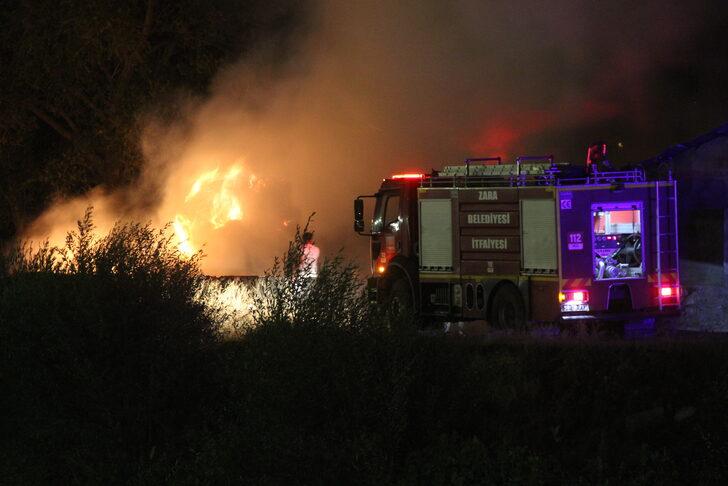 Sivas'ta açık alandaki saman balyaları yandı G2