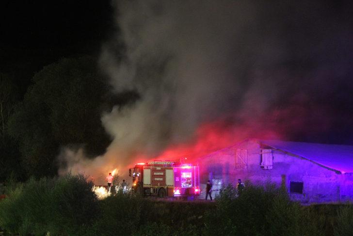 Sivas'ta açık alandaki saman balyaları yandı G3