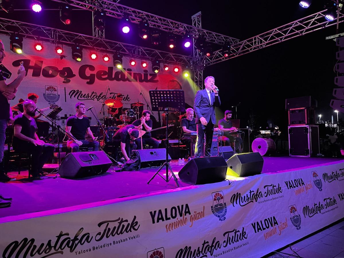 Yalova'da sanat&ccedil;ı Mustafa Yıldızdoğan konser verdi