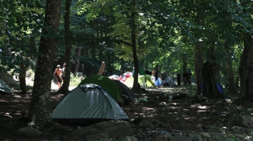 K&ouml;yl&uuml;ler kamp&ccedil;ıları şikayet etti: Kadın erkek &ccedil;ıplak dereye giriyorlar