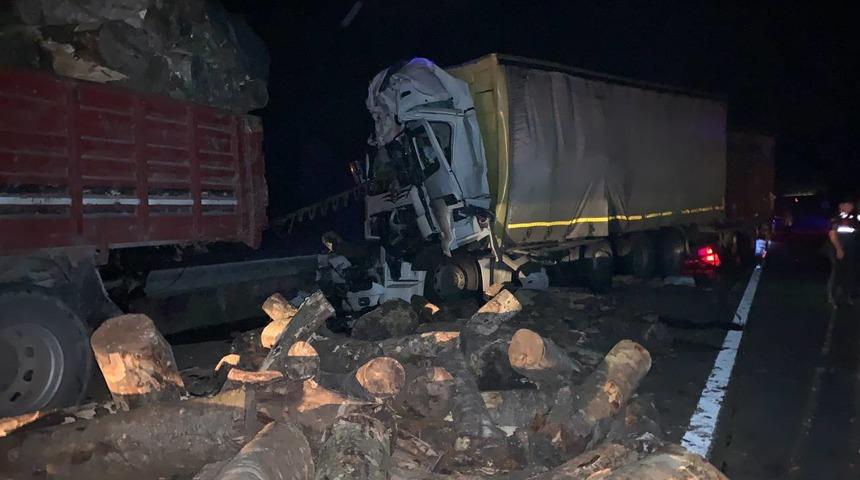 Bolu'da kamyona çarpan tırın sürücüsü öldü, 1 kişi yaralandı