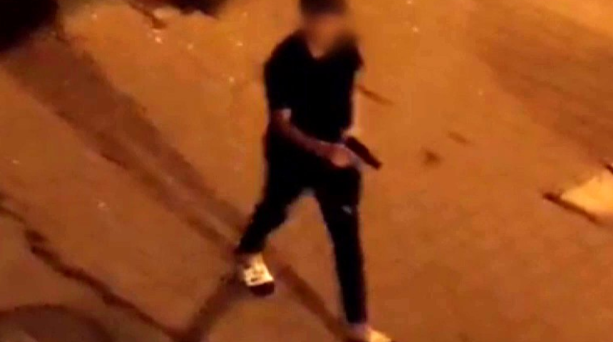 16 yaşındaki çocuktan pes dedirten hareket! Elinde kuru sıkı silahla sokakları dolaştı