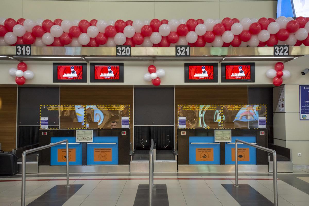 Antalya Havalimanı'nda yolcular 30 Ağustos Zafer Bayramı coşkusu yaşadı