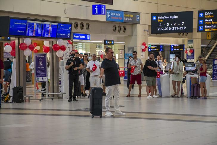 Antalya Havalimanı'nda yolcular 30 Ağustos Zafer Bayramı coşkusu yaşadı G2